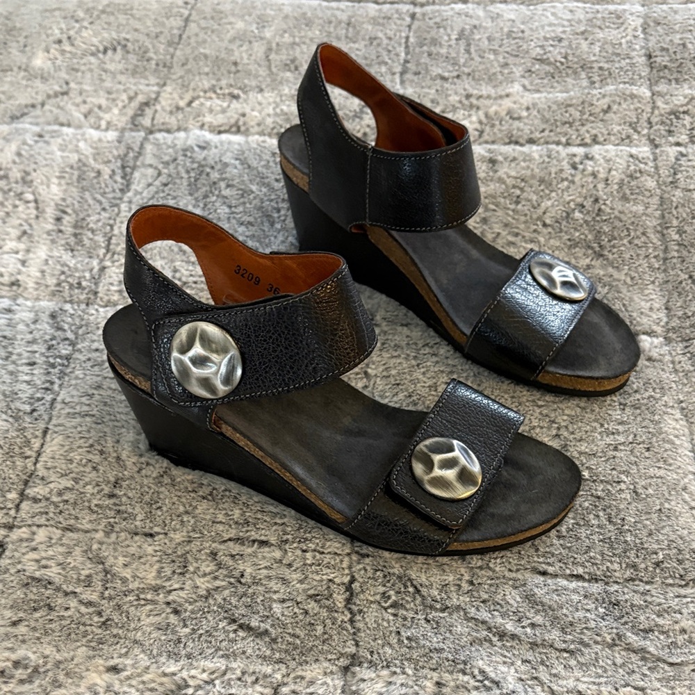 Taos Women's Black Leather Wedge Sandals with Decorative Metal Accents-36